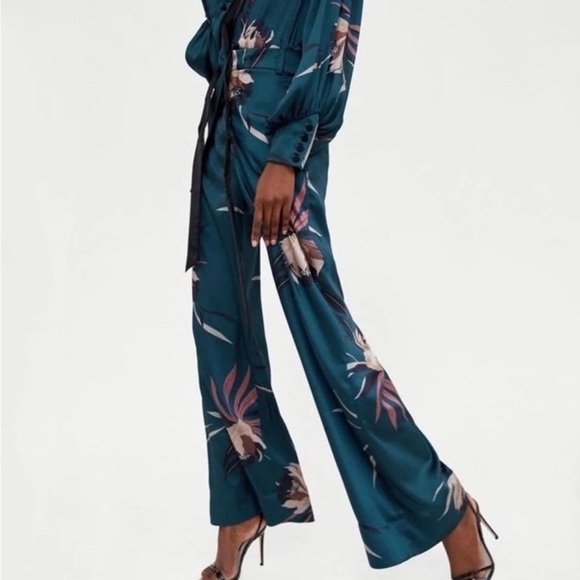 Zara Satin Effect Floral Robe and trousers set - Picture 2 of 10